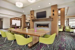 sala konferencyjna ze stołem, krzesłami i kominkiem w obiekcie Hilton Garden Inn Houston-Baytown w mieście Baytown