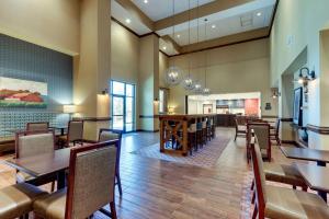 restauracja ze stołami i krzesłami oraz jadalnią w obiekcie Hampton Inn & Suites - Hartsville, SC w mieście Hartsville