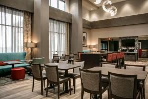 A restaurant or other place to eat at Hampton Inn By Hilton Wichita Northwest