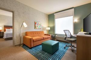 Home2 Suites By Hilton Frederick客房内的一张或多张床位