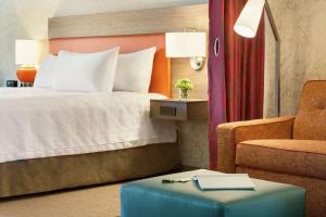 Home2 Suites By Hilton Frederick客房内的一张或多张床位