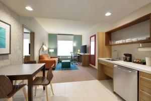 Home2 Suites By Hilton Frederick的厨房或小厨房