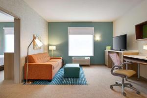 Home2 Suites By Hilton Frederick的电视和/或娱乐中心