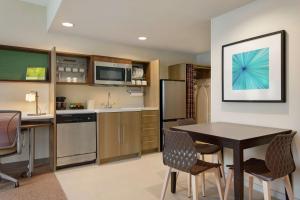 Home2 Suites By Hilton Frederick的厨房或小厨房