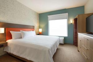 Home2 Suites By Hilton Frederick客房内的一张或多张床位
