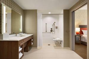 弗雷德里克Home2 Suites By Hilton Frederick的带水槽和淋浴的浴室
