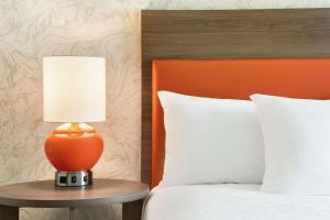 Home2 Suites By Hilton Frederick客房内的一张或多张床位