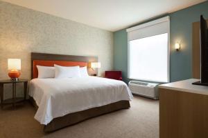 Home2 Suites By Hilton Frederick客房内的一张或多张床位