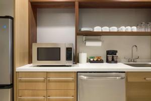 Home2 Suites By Hilton Frederick的厨房或小厨房