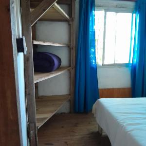 sypialnia z łóżkiem piętrowym i łóżkiem piętrowym w obiekcie Los Aloes, Casa de campo w mieście Las Toninas