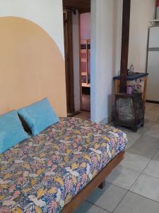 een slaapkamer met een bed en een fornuis bij Los Aloes, Casa de campo in Las Toninas