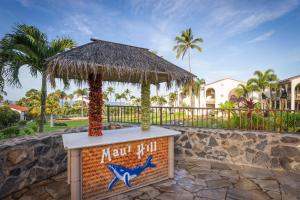 um sinal em frente a um resort com uma palmeira em Aston Maui Hill em Wailea