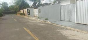 an empty street next to a white building at Apartamento Central Privativo in Boa Vista