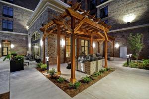 una pérgola en medio de un edificio en Homewood Suites By Hilton Greenville Downtown, en Greenville