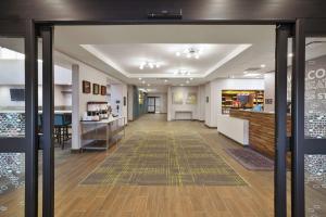 una hall di un negozio con la porta aperta di Hampton Inn & Suites Grandville Grand Rapids South a Grandville