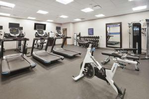 un gimnasio con varias bicicletas estáticas y cintas de correr en Hampton Inn & Suites Grandville Grand Rapids South, en Grandville