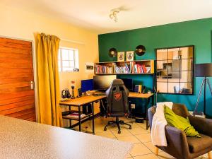 ein Büro mit einem Schreibtisch und einem Computer in einem Zimmer in der Unterkunft Melody in Midrand