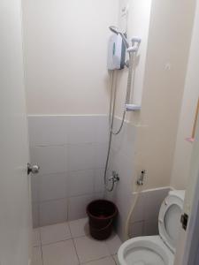 een kleine badkamer met een toilet en een douche bij Para Sa'yo in Manilla