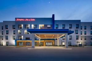 Hampton Inn & Suites D'Iberville Biloxi في بيلوكسي: تقديم فندق بمبنى