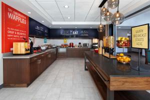 Hampton Inn & Suites D'Iberville Biloxi tesisinde mutfak veya mini mutfak