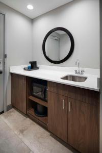 ein Bad mit einem Waschbecken und einem Spiegel in der Unterkunft Hampton Inn & Suites D'Iberville Biloxi in Biloxi