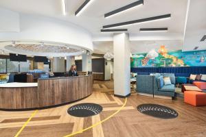 un vestíbulo de un hospital con zona de espera en Tru By Hilton Ft Lauderdale Airport en Dania Beach