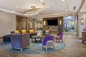 Homewood Suites By Hilton Orange New Haven في Orange: لوبي فيه كنب وكراسي وطاولة