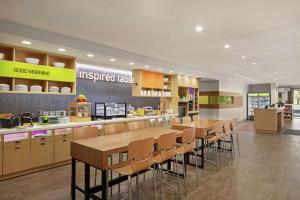 Home2 Suites By Hilton Fernandina Beach on Amelia Island, FL的咖啡和沏茶工具
