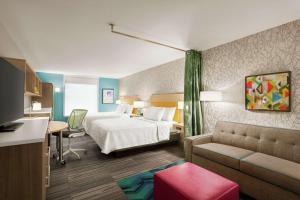 费南迪纳比奇Home2 Suites By Hilton Fernandina Beach on Amelia Island, FL的配有床和沙发的酒店房间 更多28张照片
