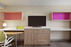 Home2 Suites By Hilton Fernandina Beach on Amelia Island, FL的电视和/或娱乐中心