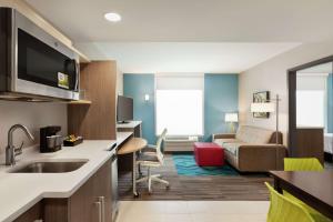 Home2 Suites By Hilton Fernandina Beach on Amelia Island, FL的电视和/或娱乐中心