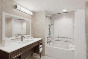 Home2 Suites By Hilton Fernandina Beach on Amelia Island, FL的一间浴室