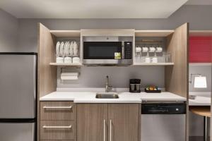 Home2 Suites By Hilton Fernandina Beach on Amelia Island, FL的厨房或小厨房