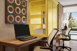 Home2 Suites By Hilton Fernandina Beach on Amelia Island, FL的电视和/或娱乐中心