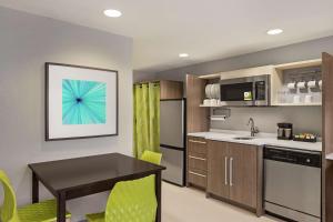 Home2 Suites By Hilton Fernandina Beach on Amelia Island, FL的厨房或小厨房