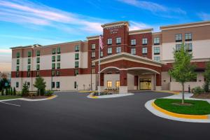 雷斯顿Homewood Suites By Hilton Reston, VA的建筑物正面效果图