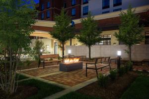 Homewood Suites By Hilton Reston, VA外面的花园