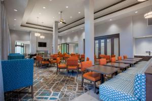 レストンにあるHomewood Suites By Hilton Reston, VAのレストラン内のダイニングルーム(テーブル、椅子付)