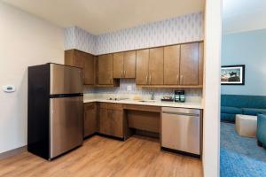 Homewood Suites By Hilton Reston, VA的厨房或小厨房