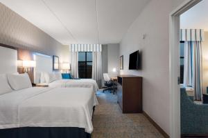 雷斯顿Homewood Suites By Hilton Reston, VA的有两张床和一台电视的酒店房间