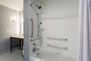 Homewood Suites By Hilton Reston, VA的一间浴室