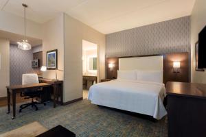 Homewood Suites By Hilton Reston, VA客房内的一张或多张床位