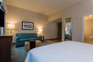Homewood Suites By Hilton Reston, VA客房内的一张或多张床位