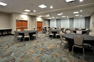 デイニア・ビーチにあるHotel Dello Ft Lauderdale Airport, Tapestry Collection by Hiltonのカンファレンスルーム(テーブル、椅子付)