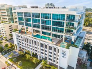 an aerial view of a building with a pool at SERENA Hotel Aventura Miami, Tapestry Collection by Hilton in Aventura