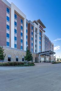 un edificio de hotel con un aparcamiento enfrente en Hampton Inn & Suites Sugar Land, Tx, en Sugar Land