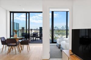 een woonkamer met uitzicht op de stad bij Breathtaking City & River Views HUGE Balcony! in Melbourne