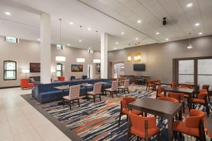 un vestíbulo con mesas y sillas y una sala de espera en Homewood Suites by Hilton Indianapolis Downtown IUPUI en Indianápolis