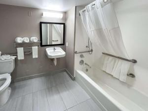 卡森Studio 6 Suites Carson, CA的带浴缸、水槽和马桶的浴室