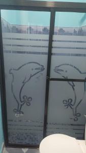 a bathroom with a window with three birds on it at Regalo de Dios 